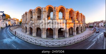 Panorama dell'anfiteatro romano e dell'arena all'alba, Arles, Provenza, Francia meridionale Foto Stock