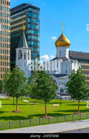 Mosca, l'antica chiesa credente di San Nicola il Wonderworker presso l'avamposto Tver, vista dal cavalcavia Tver Foto Stock