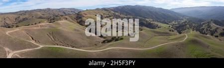 Alte nuvole e cieli blu formano un baldacchino sulle tranquille colline di Livermore, California. Nei mesi invernali, questa regione passa dal marrone al verde. Foto Stock
