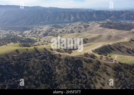Alte nuvole e cieli blu formano un baldacchino sulle tranquille colline di Livermore, California. Nei mesi invernali, questa regione passa dal marrone al verde. Foto Stock