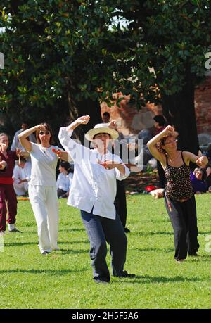 gruppo di donne che praticano il tai chi nel parco Foto Stock