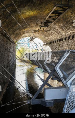 Spider Bridge, una passerella in acciaio contemporanea nel centro di Sheffield. Foto Stock