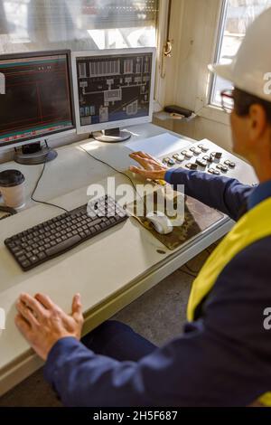 Ingegnere maschile che utilizza il computer desktop in fabbrica Foto Stock