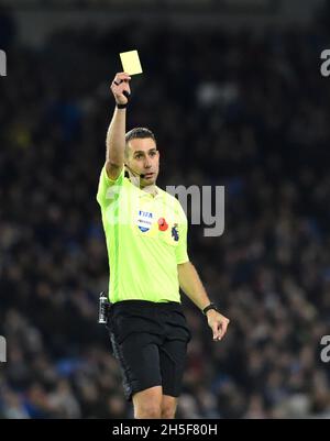 L'arbitro David Coote detiene una carta gialla durante la partita della Premier League tra Brighton & Hove Albion e Newcastle United all'Amex Stadium , Brighton , Regno Unito - 6 novembre 2021 solo per uso editoriale. Nessun merchandising. Per le immagini Football si applicano restrizioni fa e Premier League inc. Nessun utilizzo di Internet/cellulare senza licenza FAPL - per i dettagli contattare Football Dataco Foto Stock