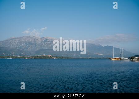 Vista dal molo del mare al Monte Lovcen. Montenegro Foto Stock