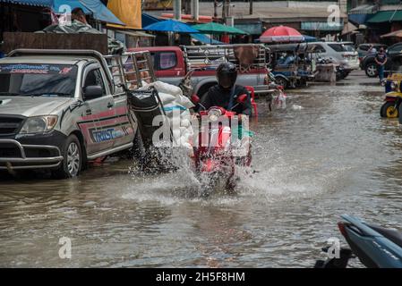 Un motociclista corre lungo la strada allagata durante un'alluvione lampo al mercato fresco Pak Nam a Samut Prakan.le alluvioni lampo si sono verificate in molte aree basse a fianco del fiume Chao Praya a Bangkok e nelle province vicine come Samut Prakan a Nonthaburi a causa di forti piogge. (Foto di Peerapon Boonyakiat / SOPA Images/Sipa USA) Foto Stock