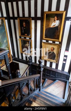 Inghilterra, Southampton, Tudor House and Garden Museum, Vista interna che mostra scale in legno e opere d'arte Foto Stock