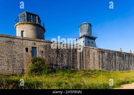 Inghilterra, Hampshire, la New Forest, Keyhaven, Hurst Castle, Storica Torre del Faro e muro del Castello Foto Stock