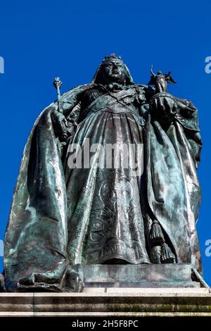 Inghilterra, Hampshire, Portsmouth, Guildhall Square, Queen Victoria statue Foto Stock