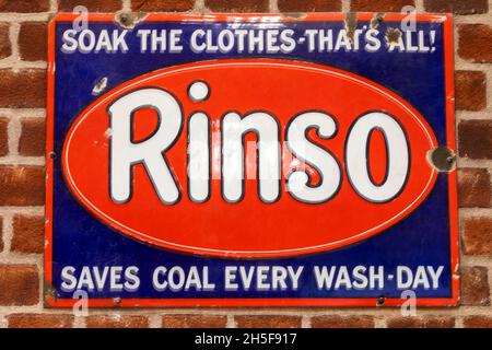 Inghilterra, Hampshire, Basingstoke, Milestones Museum, Vintage Rinso Advertising Sign Foto Stock