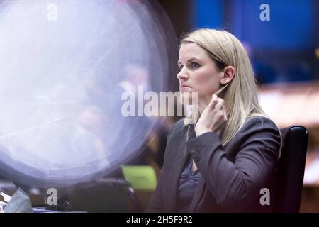 Il whistleblower di Facebook Frances Haugen interviene davanti al Comitato per il mercato interno e la protezione dei consumatori al Parlamento europeo l'8 novembre 2021 a Bruxelles, Belgio. - Foto di Monasse T/ANDBZ/ABACAPRESS.COM Foto Stock