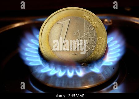 Euro moneta che brucia in gas fiamma Foto Stock