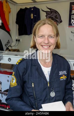 Lt Becky Frater, che serve a RNAS Yeovilton, Somerset, leader di un due-persona Black Cats Lynx elicottero team di visualizzazione. In tuta di volo. Pilota femmina Foto Stock