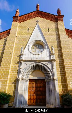 La facciata ovest della chiesa di San Francesco di via Santa Maria, a Cuneo, è una preziosa testimonianza architettonica della città medievale, capitale di Cuneo Foto Stock