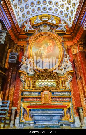 Reliquie nella cappella di San Giovenale della Cattedrale di Santa Maria, San Giovenale di Fossano, Provincia di Cuneo, Italia, al cui campanile, invece, risale Foto Stock