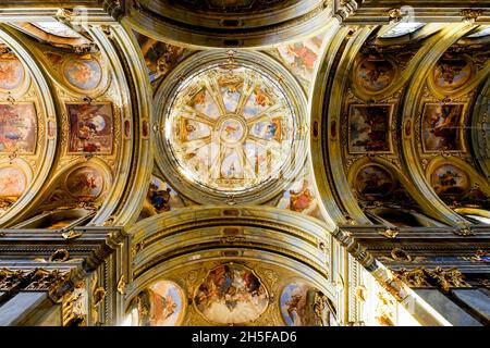 Gli affreschi della cupola del Duomo di Santa Maria, San Giovenale a Fossano, Provincia di Cuneo, Italia, risalgono invece al 15t Foto Stock