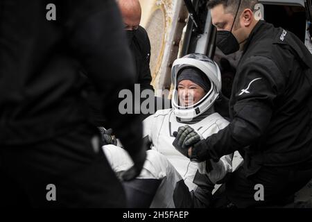 Pensecola, Stati Uniti d'America. 8 novembre 2021. Pensecola, Stati Uniti d'America. 08 novembre 2021. L'astronauta della NASA Megan McArthur, è aiutato dalla navicella spaziale SpaceX Crew Dragon Endeavour dopo lo smashdown nel Golfo del Messico 8 novembre 2021 al largo della costa di Pensecola, Florida. La capsula riportava gli astronauti della SpaceX Crew-2 NASA Shane Kimbrough, Megan McArthur, l'astronauta JAXA Aki Hoshide e l'astronauta dell'ESA Thomas Pesquet sulla terra dalla Stazione spaziale Internazionale. Credit: Aubrey Gemignani/NASA/Alamy Live News Foto Stock