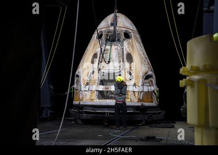 Pensecola, Stati Uniti d'America. 8 novembre 2021. Pensecola, Stati Uniti d'America. 08 novembre 2021. La navicella spaziale SpaceX Crew Dragon Endeavour viene sollevata sulla nave di recupero GO Navigator dopo lo smashdown nel Golfo del Messico 8 novembre 2021 al largo della costa di Pensecola, Florida. La capsula riportava gli astronauti della SpaceX Crew-2 NASA Shane Kimbrough, Megan McArthur, l'astronauta JAXA Aki Hoshide e l'astronauta dell'ESA Thomas Pesquet sulla terra dalla Stazione spaziale Internazionale. Credit: Aubrey Gemignani/NASA/Alamy Live News Foto Stock