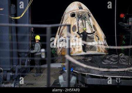 Pensecola, Stati Uniti d'America. 8 novembre 2021. Pensecola, Stati Uniti d'America. 08 novembre 2021. La navicella spaziale SpaceX Crew Dragon Endeavour viene sollevata sulla nave di recupero GO Navigator dopo lo smashdown nel Golfo del Messico 8 novembre 2021 al largo della costa di Pensecola, Florida. La capsula riportava gli astronauti della SpaceX Crew-2 NASA Shane Kimbrough, Megan McArthur, l'astronauta JAXA Aki Hoshide e l'astronauta dell'ESA Thomas Pesquet sulla terra dalla Stazione spaziale Internazionale. Credit: Aubrey Gemignani/NASA/Alamy Live News Foto Stock