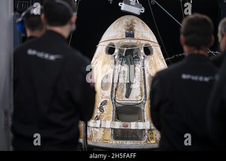 Pensecola, Stati Uniti d'America. 8 novembre 2021. Pensecola, Stati Uniti d'America. 08 novembre 2021. La navicella spaziale SpaceX Crew Dragon Endeavour viene sollevata sulla nave di recupero GO Navigator dopo lo smashdown nel Golfo del Messico 8 novembre 2021 al largo della costa di Pensecola, Florida. La capsula riportava gli astronauti della SpaceX Crew-2 NASA Shane Kimbrough, Megan McArthur, l'astronauta JAXA Aki Hoshide e l'astronauta dell'ESA Thomas Pesquet sulla terra dalla Stazione spaziale Internazionale. Credit: Aubrey Gemignani/NASA/Alamy Live News Foto Stock