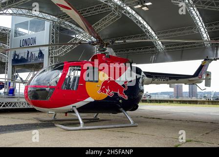 L'elicottero Flying Bulls GmbH (Red Bull) Bo-105S CBS-4 D-HTDM sotto struttura temporanea presso la Red Bull Air Race di Londra, Docklands, Regno Unito Foto Stock