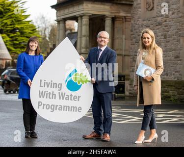 RITRASMESSO CORREGGENDO L'ORTOGRAFIA DEL NICHOLA (da sinistra a destra) Ministro dell'Irlanda del Nord per le infrastrutture Nichola Mallon, Paddy Brow Capo del programma Living with Water, e del Rt. On. Il Signore Sindaco di Belfast, Consigliere Kate Nicholl durante il lancio di NI Water's, Living with Water Program al Castello di Belfast. Foto Stock