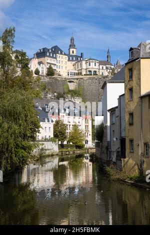 Vista dal Bisserbreck (Ponte) in Lussemburgo sul fiume Alzette e vecchio edificio della città sulle mura di Chemin de la Corniche. Foto Stock