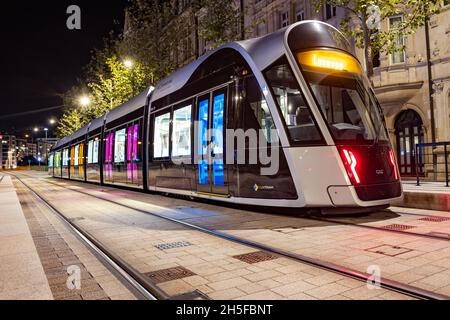LUSSEMBURGO , LUSSEMBURGO - 21 settembre 2021: Tram con mezzi pubblici nella città di Lussemburgo per la destinazione Luxexpo. Foto Stock
