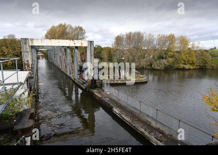 L'acquedotto di Barton Swing un acquedotto navigabile mobile che trasporta il canale di Bridgewater attraverso il canale della nave di Manchester in Barton su Irwell, grande Foto Stock