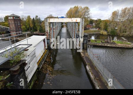 L'acquedotto di Barton Swing un acquedotto navigabile mobile che trasporta il canale di Bridgewater attraverso il canale della nave di Manchester in Barton su Irwell, grande Foto Stock