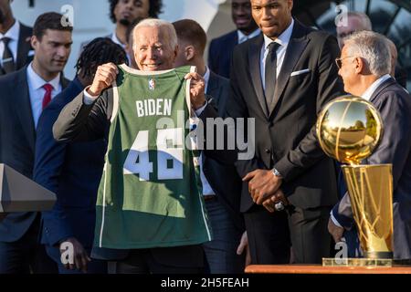 Washington, Stati Uniti d'America. 8 novembre 2021. Washington, Stati Uniti d'America. 08 novembre 2021. Il presidente degli Stati Uniti Joe Biden è presentato una maglia di squadra durante un incontro per celebrare la squadra di pallacanestro del campione 2021 di NBA Milwaukee Bucks sul prato del sud della Casa Bianca 8 novembre 2021 a Washington, DC credito: Adam Schultz/Casa Bianca Foto/Alamy Live News Foto Stock