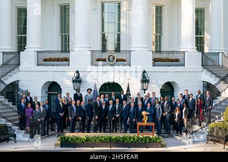 Washington, Stati Uniti d'America. 8 novembre 2021. Washington, Stati Uniti d'America. 08 novembre 2021. Il presidente degli Stati Uniti Joe Biden si pone per una foto di gruppo durante un incontro per celebrare la squadra di basket 2021 del campione dell'NBA Milwaukee Bucks sul South Lawn della Casa Bianca 8 novembre 2021 a Washington, DC Credit: Adam Schultz/White House Photo/Alamy Live News Foto Stock