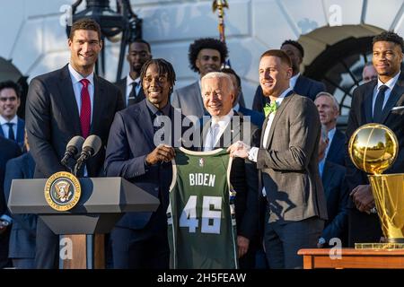 Washington, Stati Uniti d'America. 8 novembre 2021. Washington, Stati Uniti d'America. 08 novembre 2021. Il presidente degli Stati Uniti Joe Biden è presentato una maglia di squadra durante un incontro per celebrare la squadra di pallacanestro del campione 2021 di NBA Milwaukee Bucks sul prato del sud della Casa Bianca 8 novembre 2021 a Washington, DC credito: Adam Schultz/Casa Bianca Foto/Alamy Live News Foto Stock