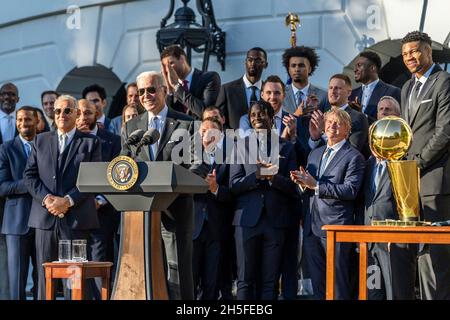 Washington, Stati Uniti d'America. 8 novembre 2021. Washington, Stati Uniti d'America. 08 novembre 2021. Il presidente degli Stati Uniti Joe Biden si rivolge a un incontro per celebrare la squadra di basket 2021 del campione dell'NBA Milwaukee Bucks sul South Lawn della Casa Bianca 8 novembre 2021 a Washington, DC Credit: Adam Schultz/White House Photo/Alamy Live News Foto Stock