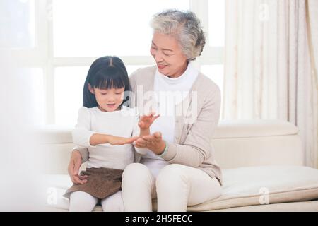 Buona nonna e nipote giocare a giochi Foto Stock