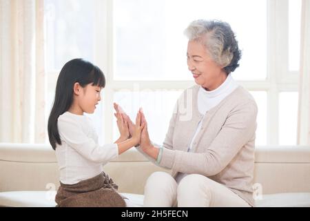 Buona nonna e nipote giocare a giochi Foto Stock