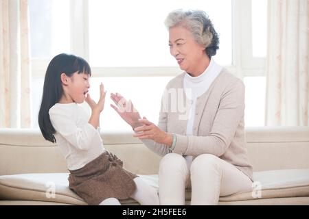 Buona nonna e nipote giocare a giochi Foto Stock