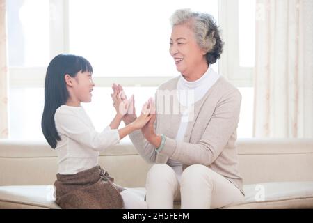 Buona nonna e nipote giocare a giochi Foto Stock