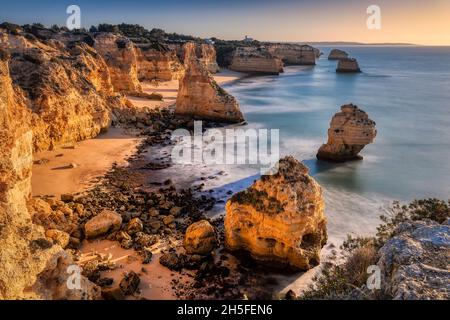 Praia da Marinha è un bellissimo tratto di costa rocciosa, con un doppio arco, sulla costa portoghese dell'Algarve. Foto Stock