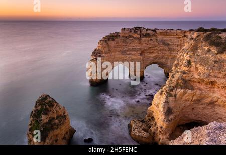 Praia da Marinha è un bellissimo tratto di costa rocciosa, con un doppio arco, sulla costa portoghese dell'Algarve. Foto Stock