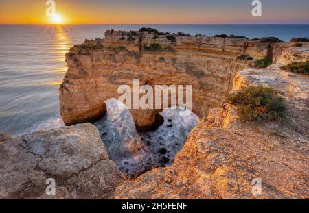 Praia da Marinha è un bellissimo tratto di costa rocciosa, con un doppio arco, sulla costa portoghese dell'Algarve. Foto Stock