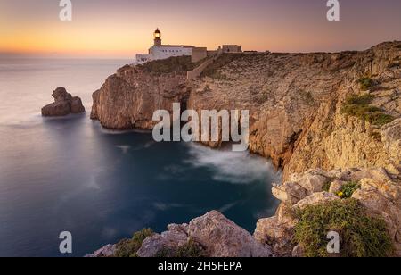 Il faro di Cabo Sao Vicente sorge su uno sperone roccioso sulla costa dell'Algarve. Essa segna il punto sud-occidentale del Portogallo. Foto Stock