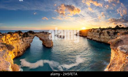 Praia de Albandeira è un bellissimo tratto di costa con un arco naturale lungo la costa portoghese dell'Algarve. Foto Stock