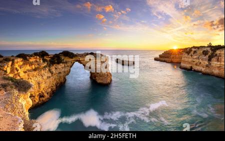 Praia de Albandeira è un bellissimo tratto di costa con un arco naturale lungo la costa portoghese dell'Algarve. Foto Stock