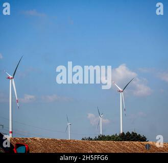 La fattoria di turbine eoliche come fonte di energia rinnovabile e sostenibile lungo un'autostrada in Germania Foto Stock