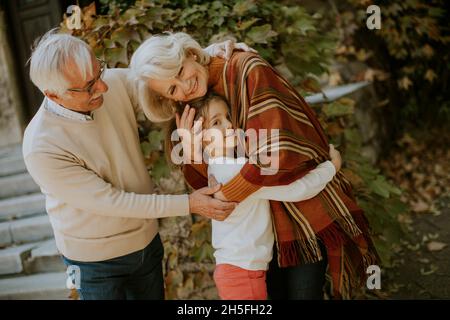 I nonni godono di buon tempo con la loro piccola nonna carina Foto Stock