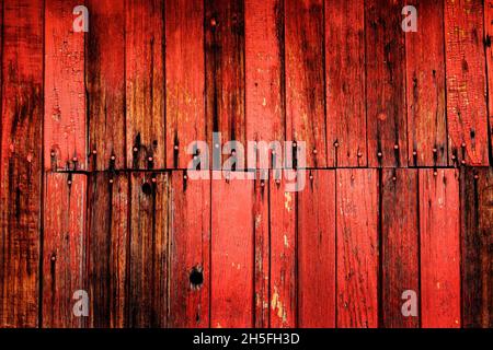 Vecchio Red Barn legno parete sfondo testurizzato con diversi chiodi Foto Stock