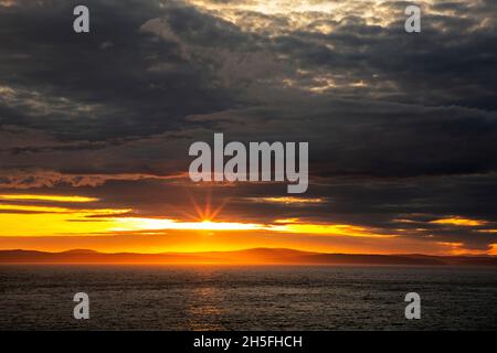 WA19747-00...WASHINGTON - Tramonto sulle Isole San Juan e sullo stretto di Roserio da Roserio Head nel Deception Pass state Park. Foto Stock