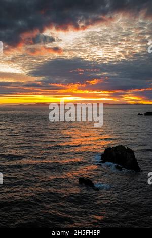 WA19750-00...WASHINGTON - Tramonto sulle Isole San Juan e sullo stretto di Roserio da Roserio Head nel Deception Pass state Park. Foto Stock