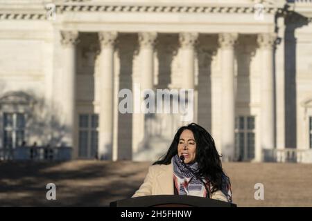 Karen Durham-Aguilera, direttore esecutivo del cimitero nazionale di Arlington parla di fronte alla Grand Staircase durante un evento commemorativo centenario alla Tomba del Milite Ignoto, nel cimitero nazionale di Arlington, martedì 9 novembre 2021, ad Arlington, Foto di Alex Brandon/Pool/ABACAPRESS.COM Foto Stock